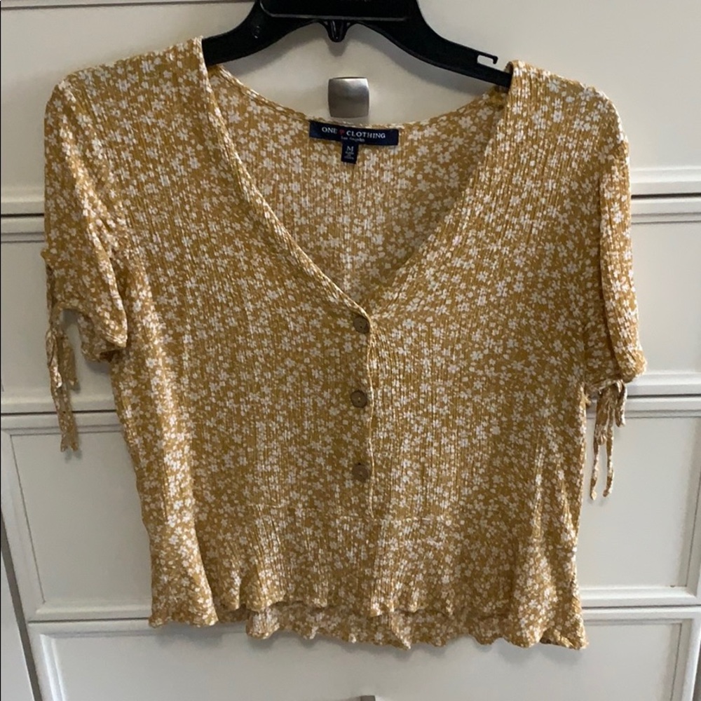 Cute floral top!